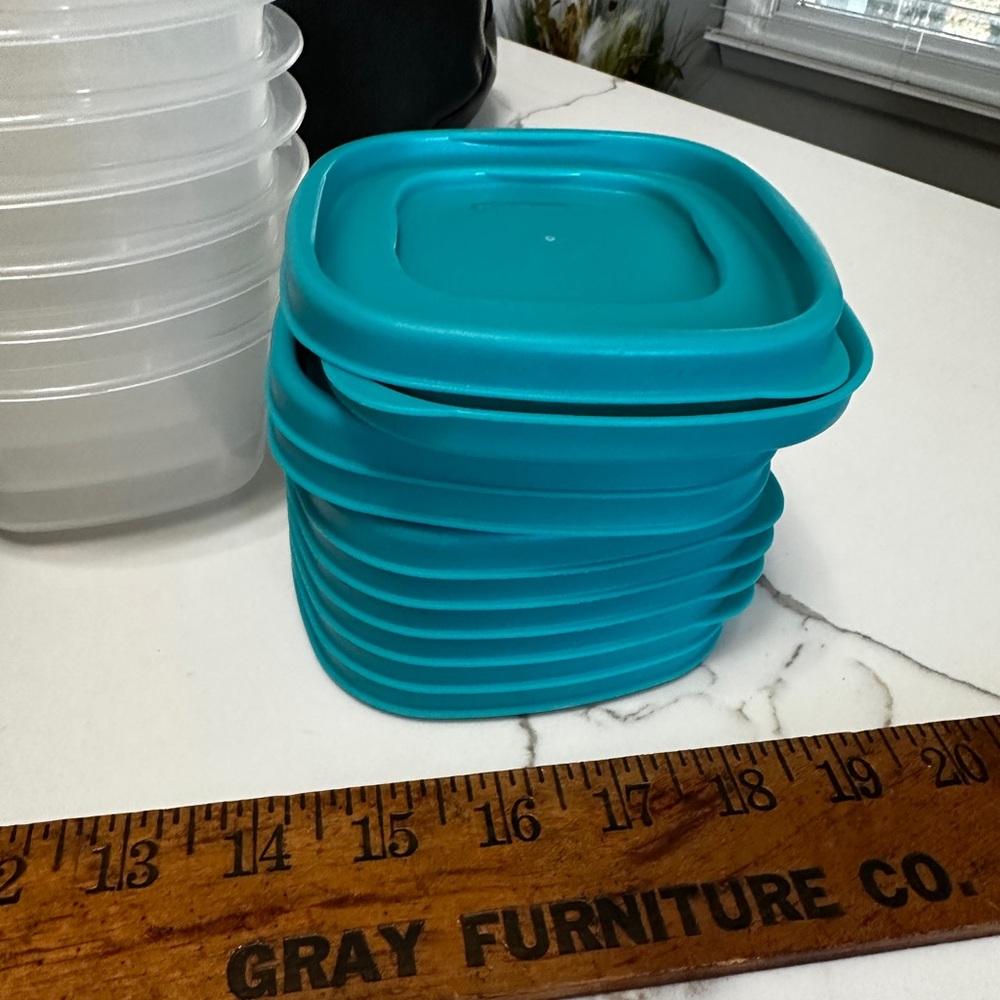 18 pieces. New 8 Plastic Snack bowls and 10 Rubbermaid storage containers. - Picture 3 of 7